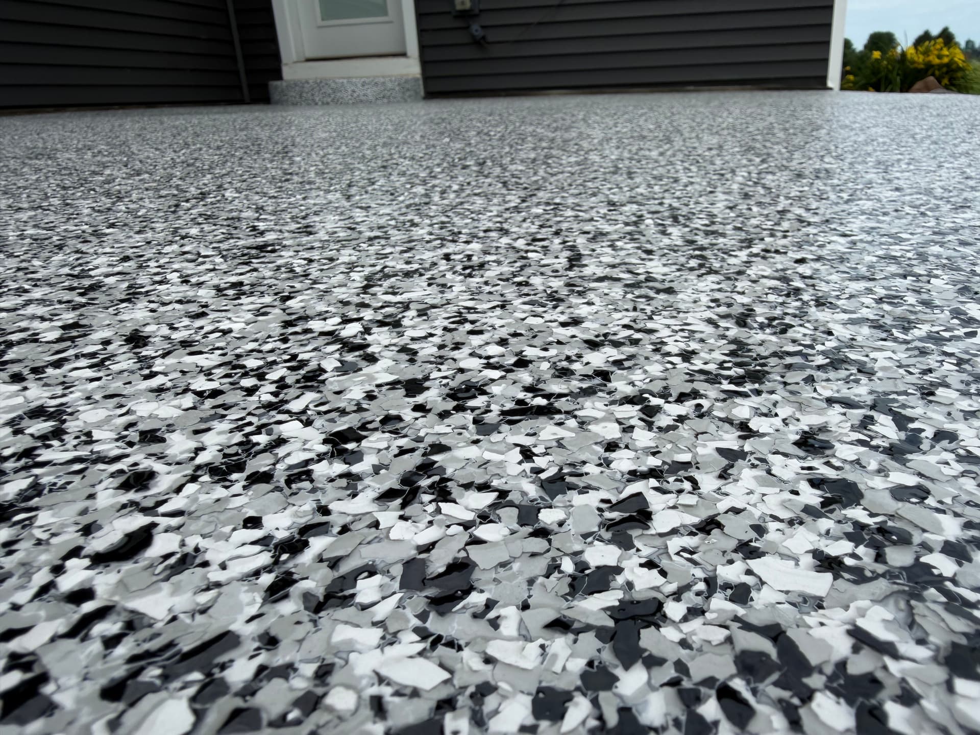 Gallery photos for 3-Stall Garage and Patio Get a Full Flake Floor Upgrade: Image #5