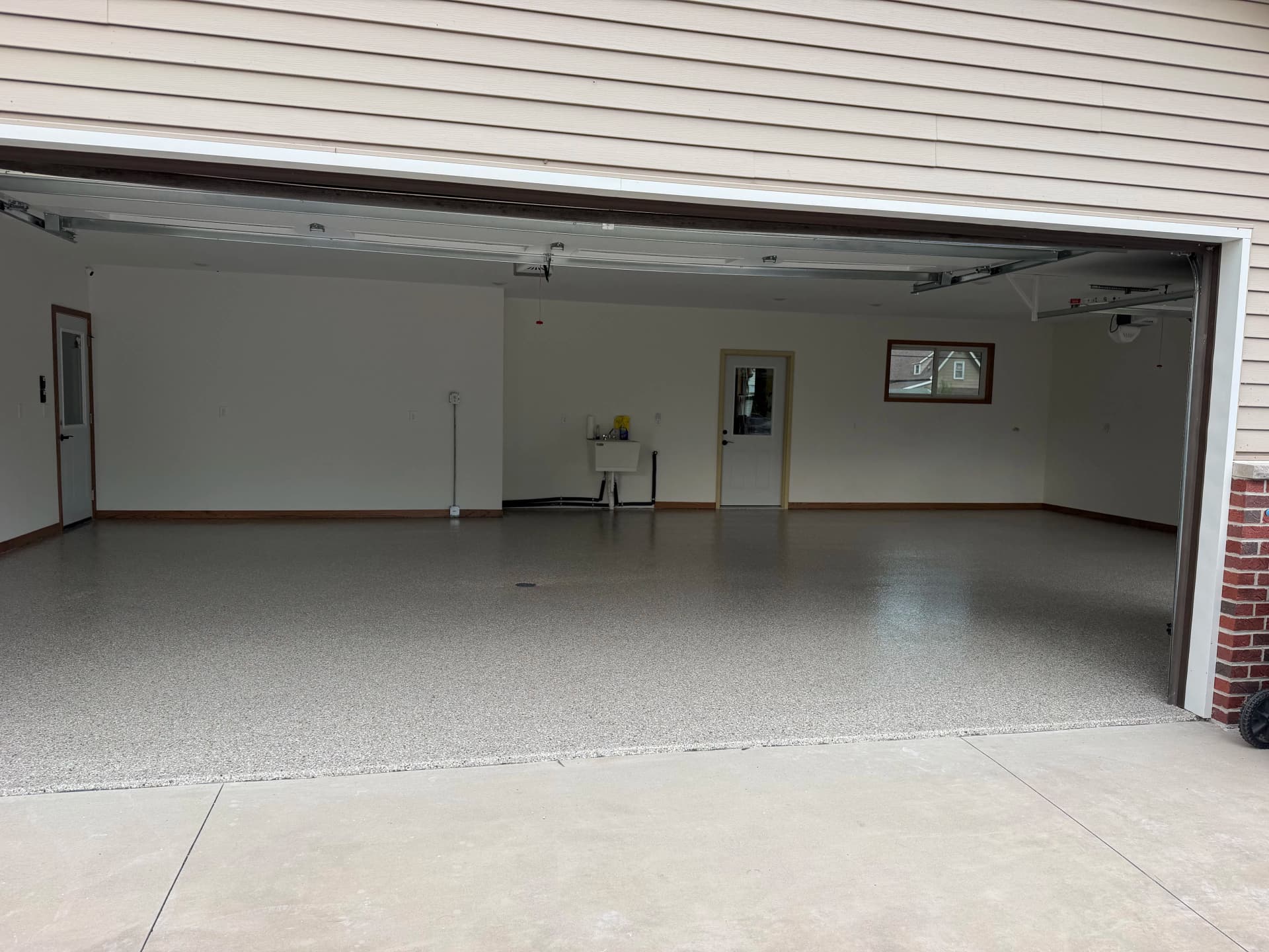 Gallery photos for Creek Bed Flake Epoxy System in a 3-Stall Garage: Image #1
