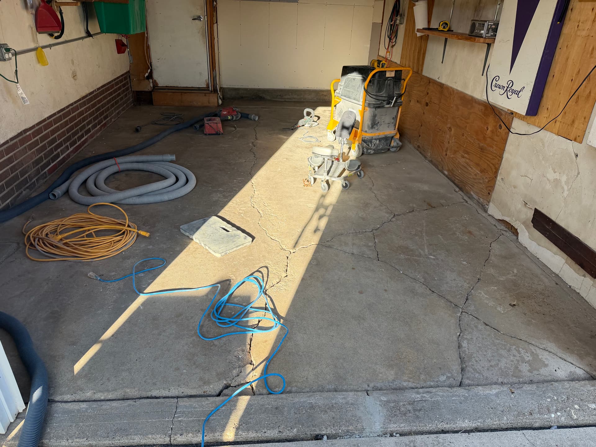 Gallery photos for Cracked Garage Floor Gets a Flake System Upgrade in Iowa: Image #4