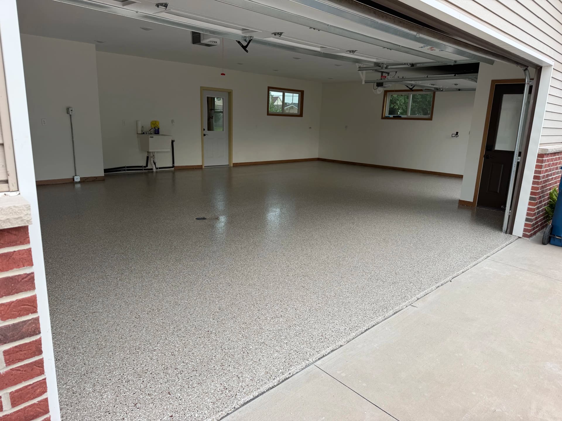 Gallery photos for Creek Bed Flake Epoxy System in a 3-Stall Garage: Image #2