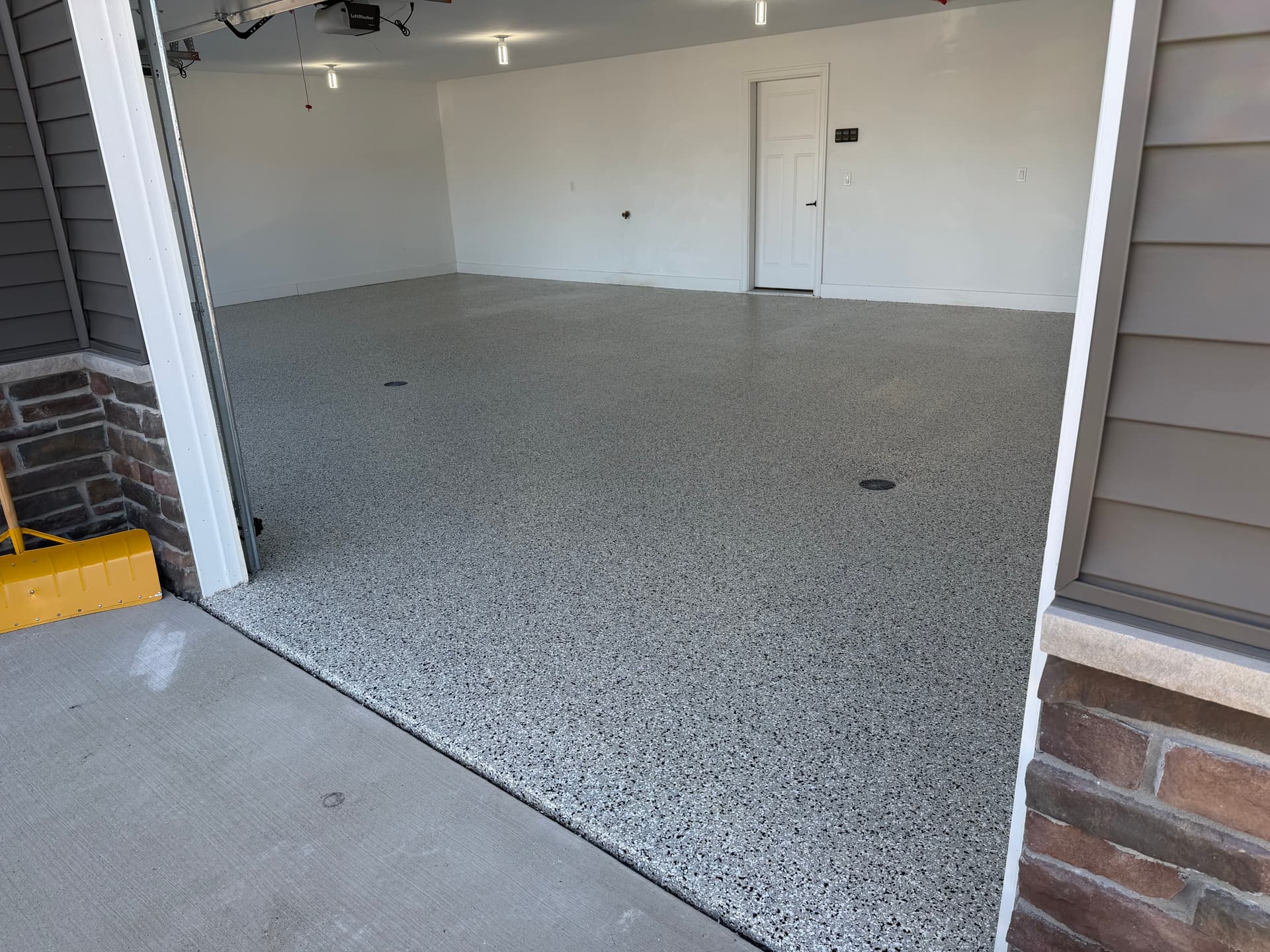 Gallery photos for Stunning 3-Stall Garage Makeover with Flake Floor System: Image #5