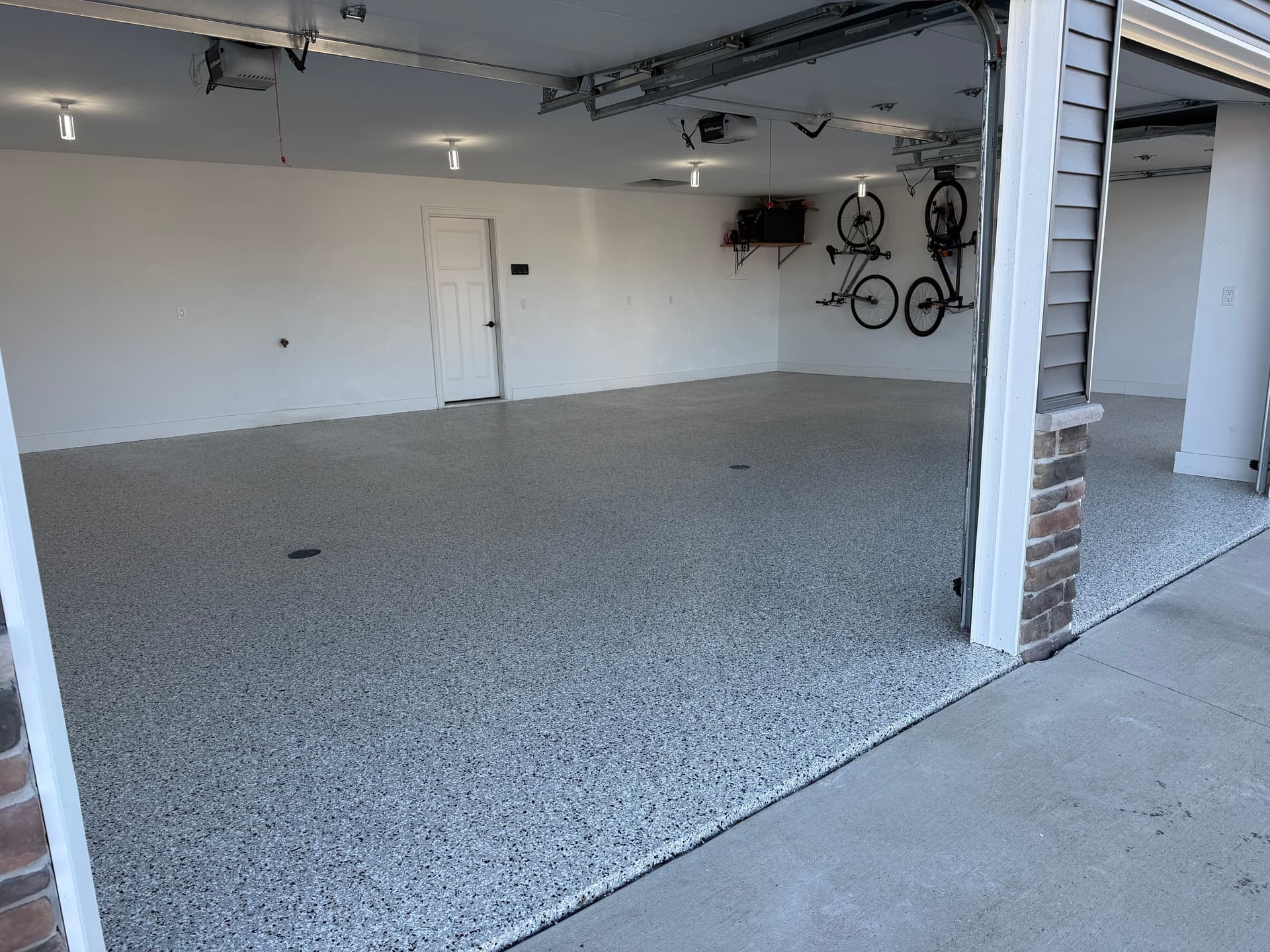 Gallery photos for Stunning 3-Stall Garage Makeover with Flake Floor System: Image #4