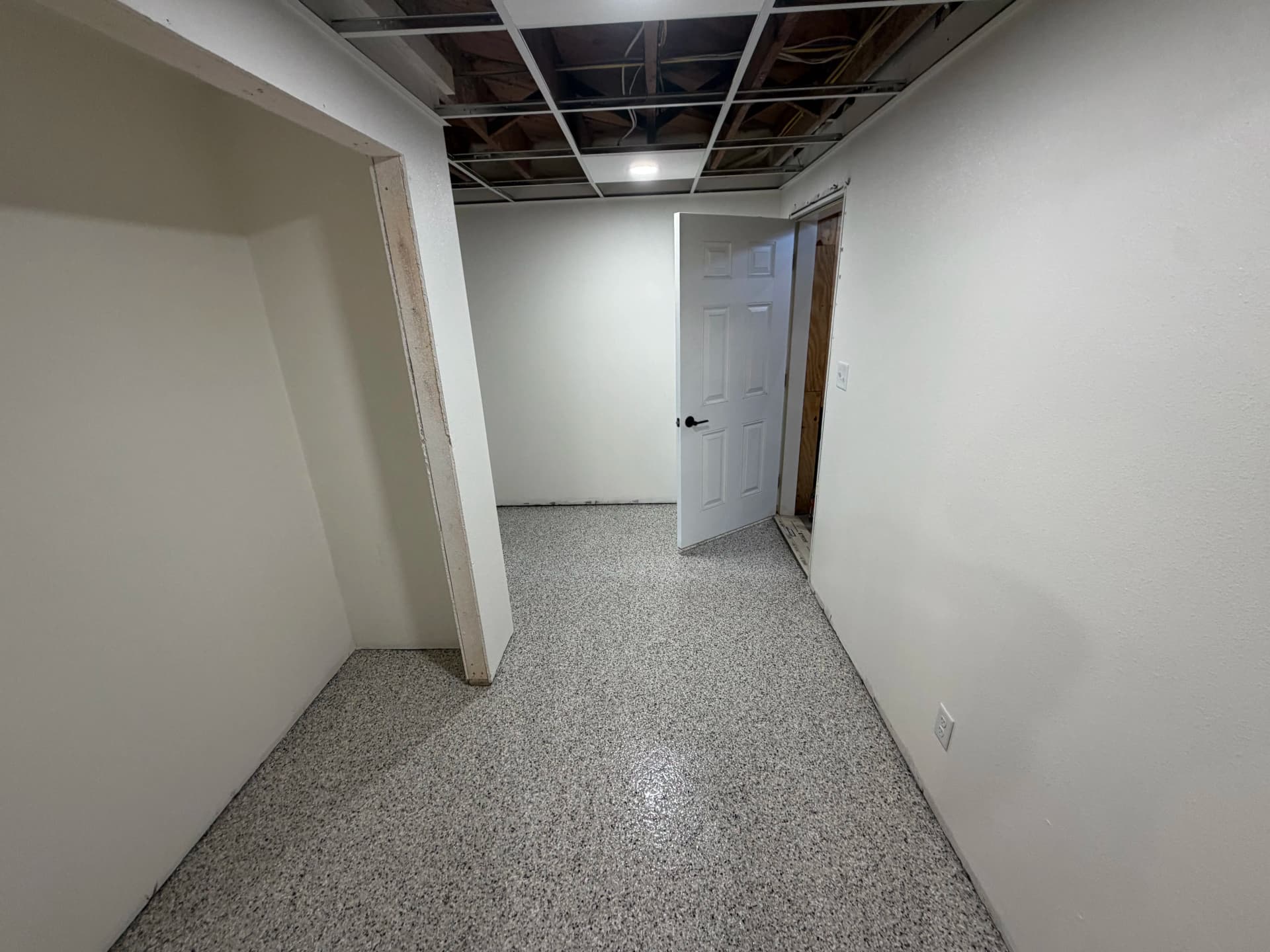 Gallery photos for Coyote Flake Epoxy Floors Laid Across an Entire Basement: Image #4