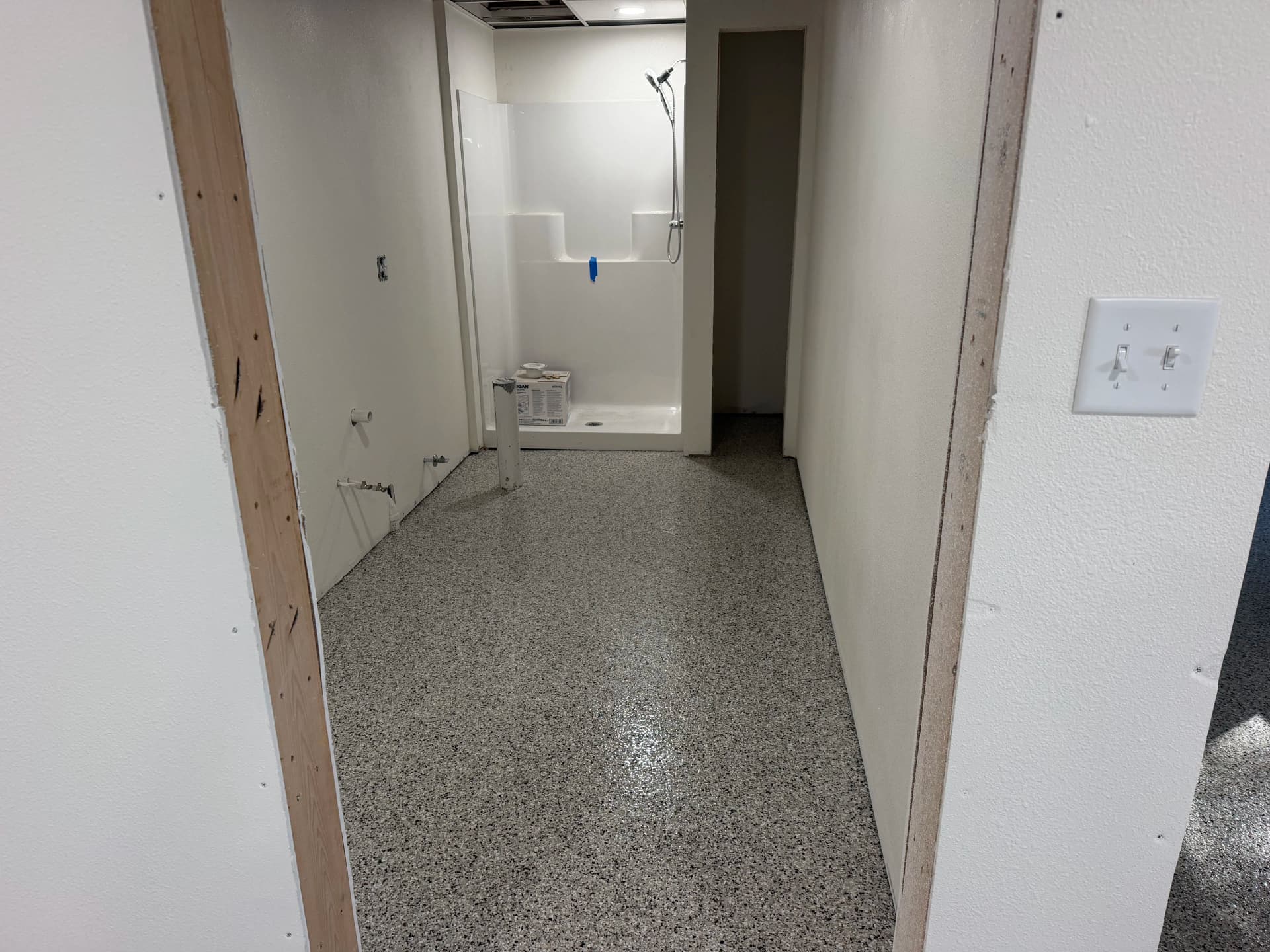 Gallery photos for Coyote Flake Epoxy Floors Laid Across an Entire Basement: Image #1