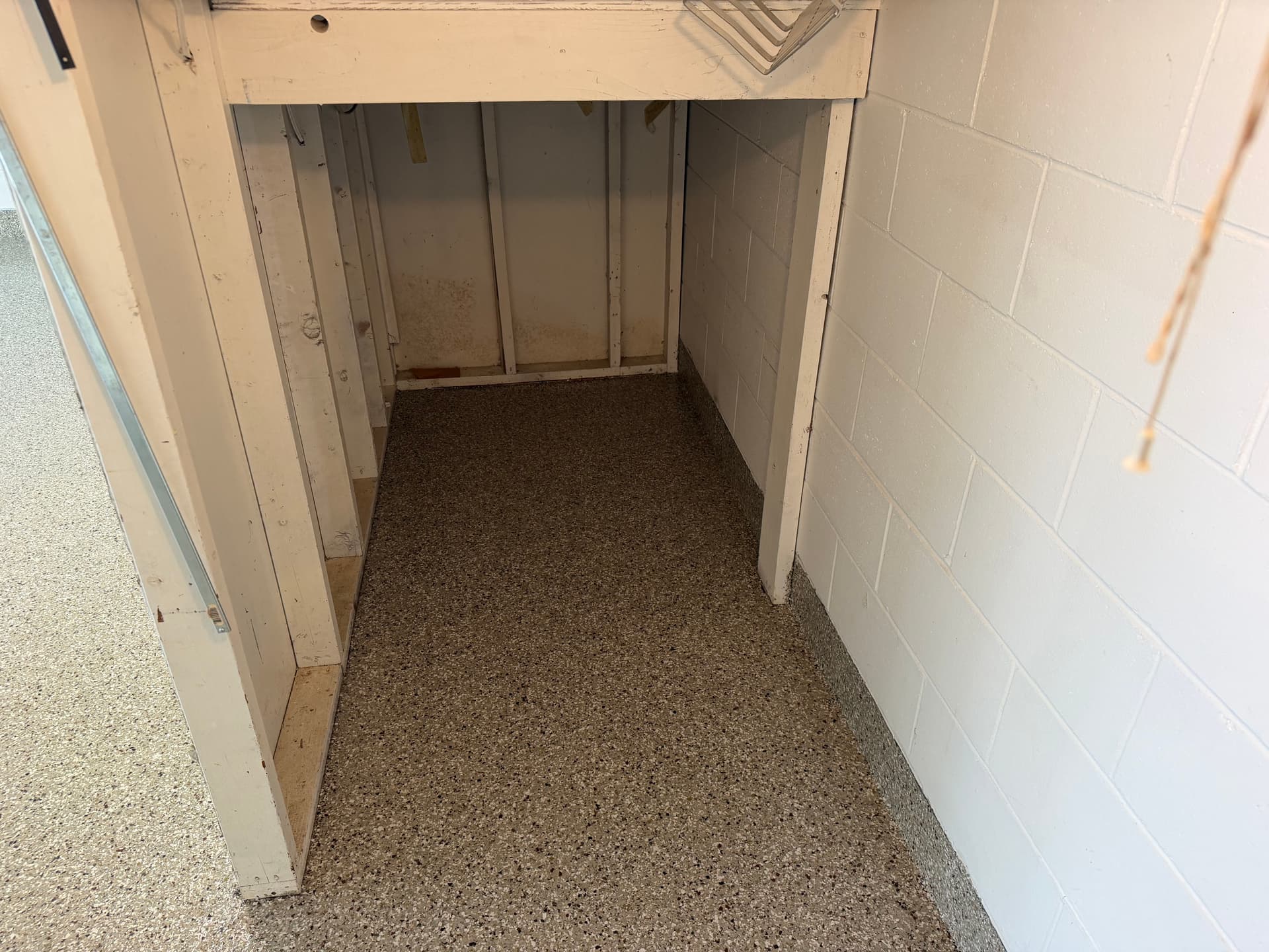Gallery photos for Creekbed Flake Floor System Covers a 2-Stall Garage and Sunroom: Image #6